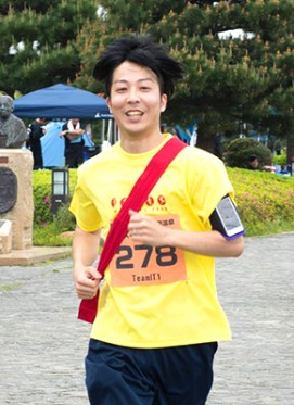 松江しんじ湖温泉グルメリレーマラソンで激走する山崎浩司さん