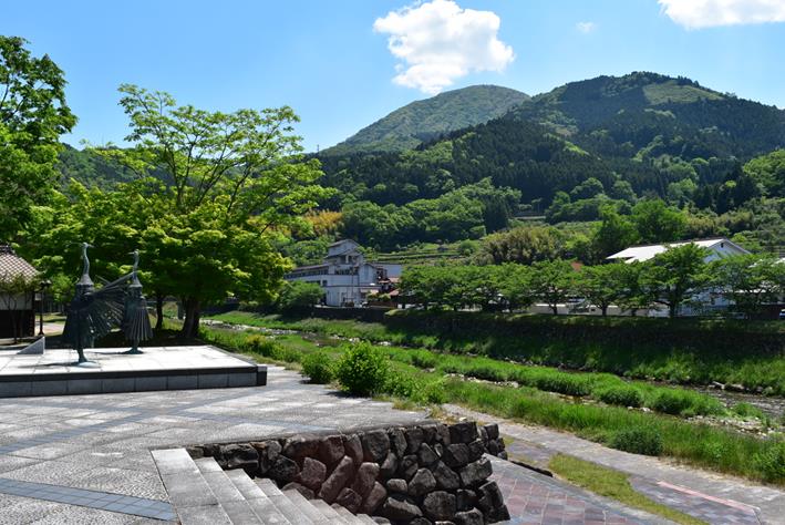 会社のすぐそば、鷺舞のモニュメントと山並み